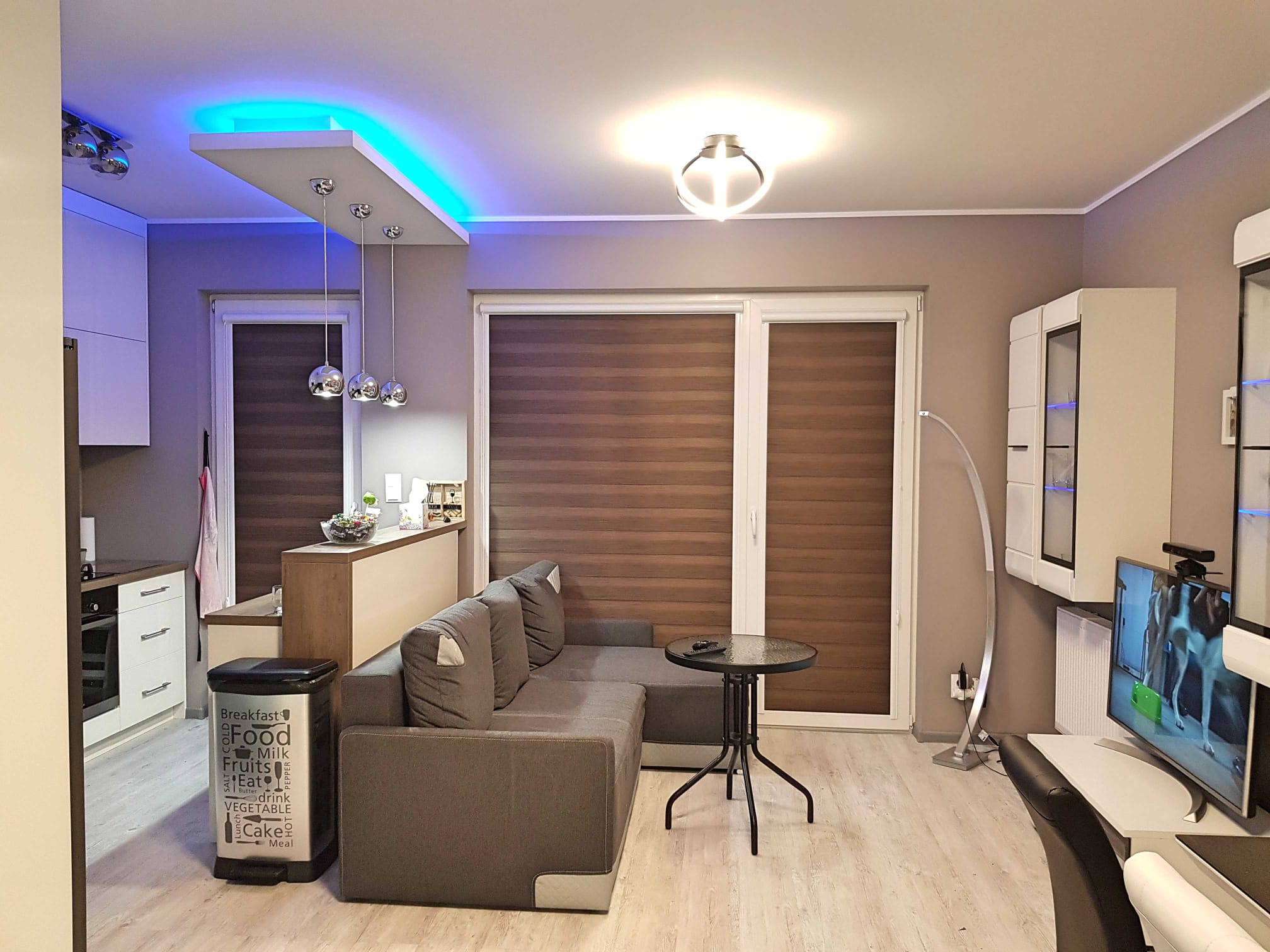 Salon z aneksem kuchennym i oświetleniem LED